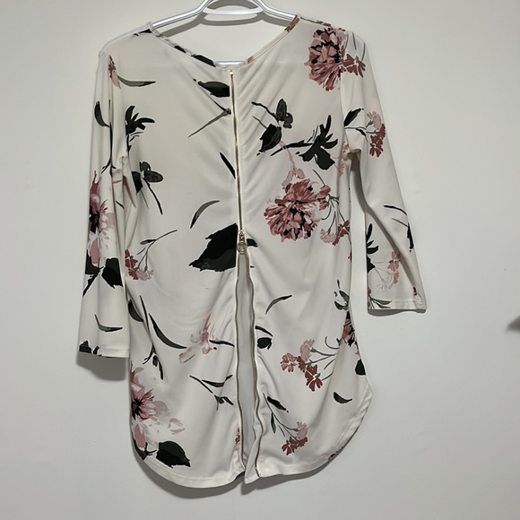 Dynamite 3/4 sleeve, back zip, floral - Picture 2 of 3